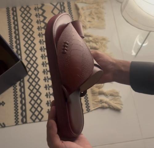 ساق نعام عنابي