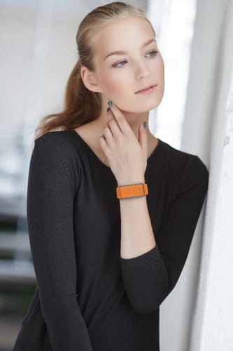 سوار رياضي بدون شاشة مع حزام أسود وبرتقالي اللون ا...