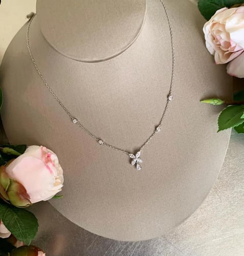 هدية ورد وقلادة من MOH