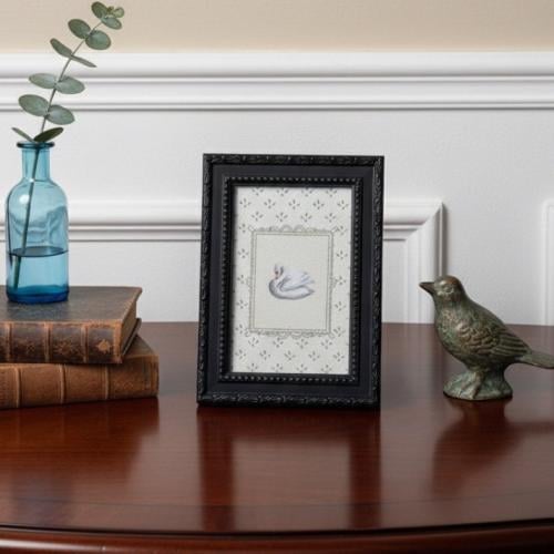 لوحة بطابع أوروبي كلاسيكي لبجعة مع زخارف