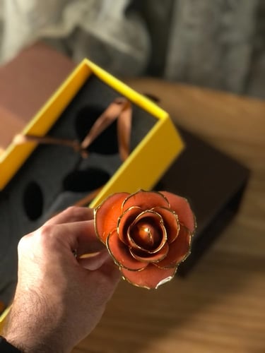 ورد مطلي بالذهب