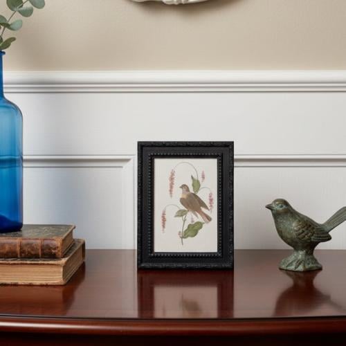 لوحة بطابع أوربي كلاسيكي لطائر وزهور مميزة