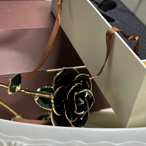 ورد مطلي بالذهب .