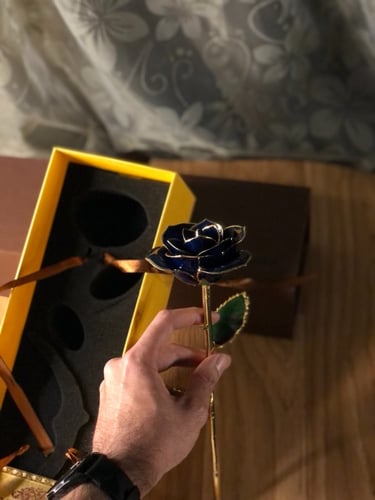 ورد مطلي بالذهب