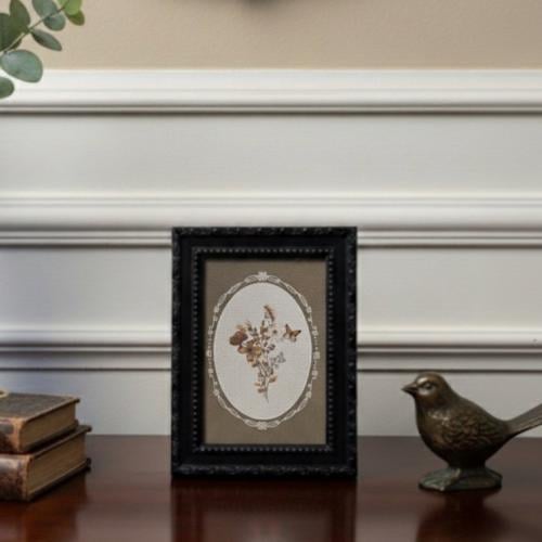 لوحة بطابع زهور وفراشات وزخارف كلاسيكية