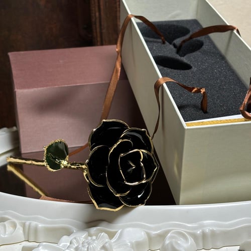 ورد مطلي بالذهب .