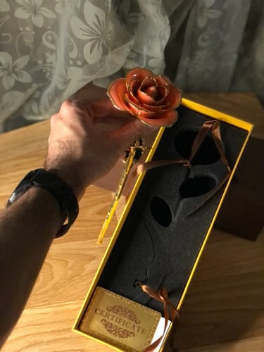 ورد مطلي بالذهب