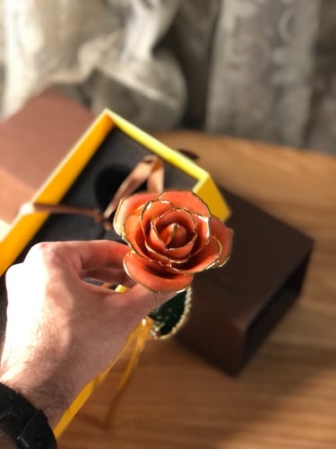 ورد مطلي بالذهب