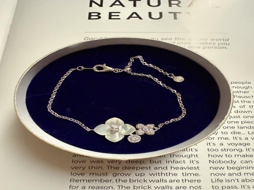 سوار من الفضة مع وردة من الصدف والكوبك زركون