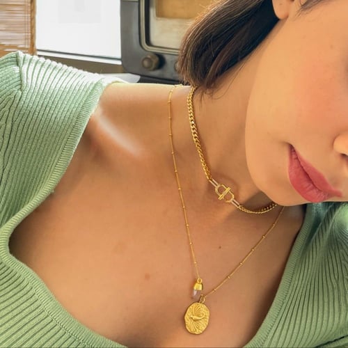 سلسال بنقش حمامة مطلي بالذهب مع تعليقة حجر الكوارت...