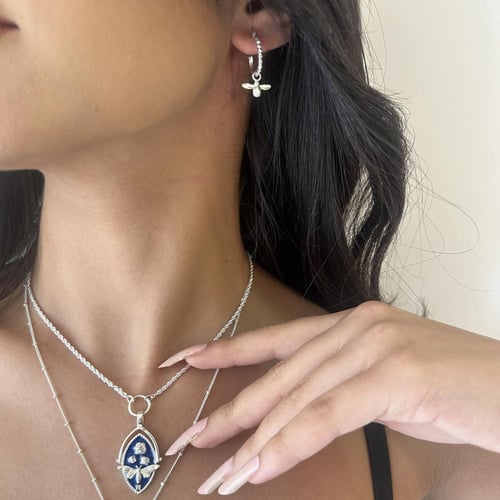 حلق بتعليقة نحلة مطليه بالفضة الاسترليني