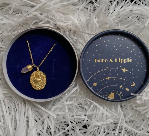 سلسال بنقش حمامة مطلي بالذهب مع تعليقة حجر الكوارت...