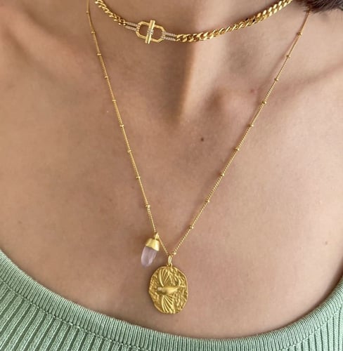 سلسال بنقش حمامة مطلي بالذهب مع تعليقة حجر الكوارت...