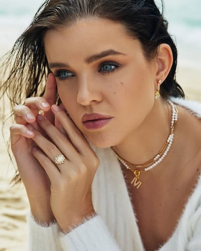 حروف من اللؤلؤ الزراعي مطليه بالذهب