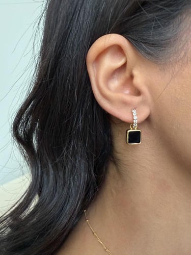 حلق مطلي بالذهب بتعليقة حجر الاونكس والكوبك زركون...