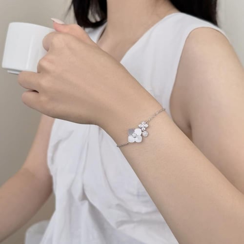 سوار من الفضة مع وردة من الصدف والكوبك زركون