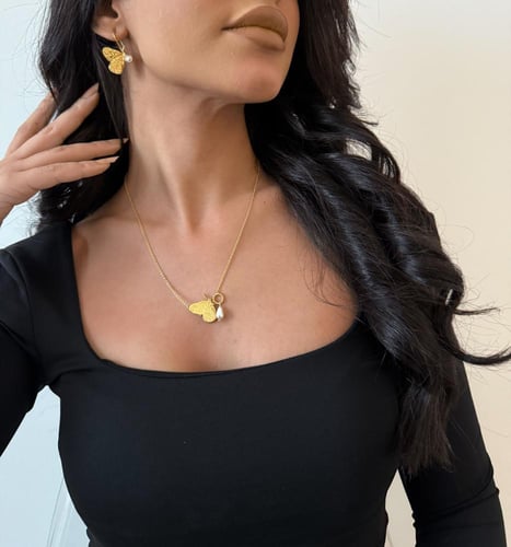 سلسال إنبثاق فراشة مطليه بالذهب مع تعليقة من اللؤل...