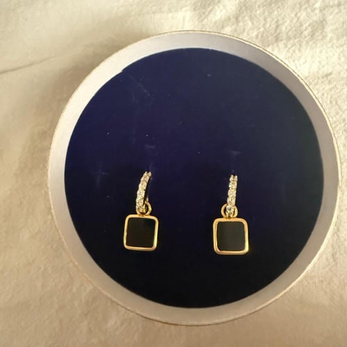 حلق مطلي بالذهب بتعليقة حجر الاونكس والكوبك زركون...