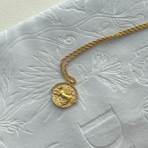 سلسال الحصان المجنح مطلي بالذهب