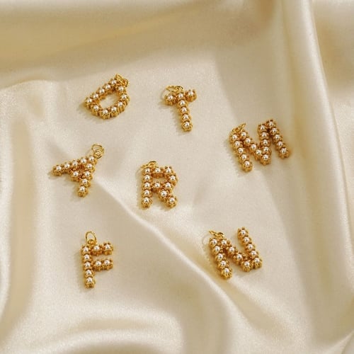 حروف من اللؤلؤ الزراعي مطليه بالذهب