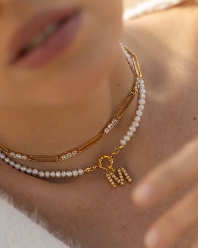 حروف من اللؤلؤ الزراعي مطليه بالذهب