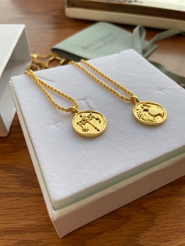 سلسال برج الدلو مطلي بالذهب