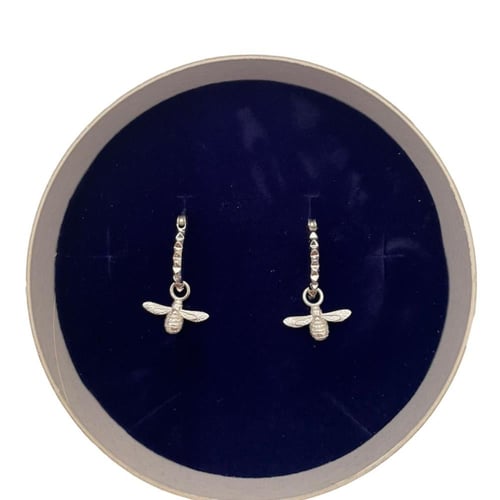 حلق بتعليقة نحلة مطليه بالفضة الاسترليني