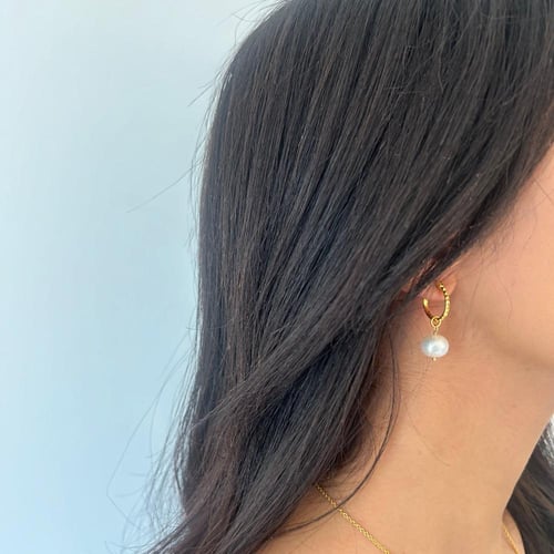 حلق بتعليقة من اللولو الزراعي مطليه بالذهب