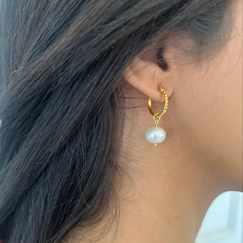 حلق بتعليقة من اللولو الزراعي مطليه بالذهب