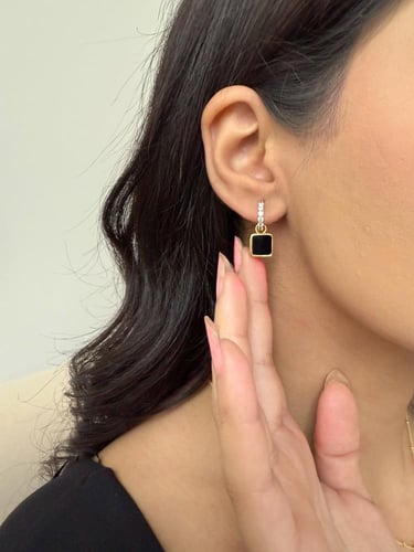 حلق مطلي بالذهب بتعليقة حجر الاونكس والكوبك زركون...