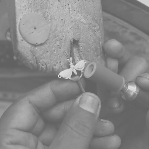 سوار فراشة مطليه بالذهب