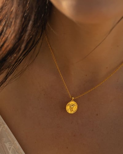 سلسال برج الجدي مطلي بالذهب