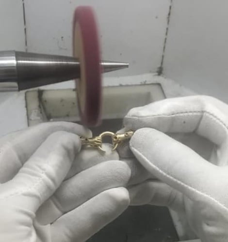 عقد سلام من حبات اللؤلؤ الزراعي مطلي بالذهب