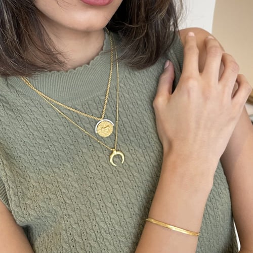 سلسال الحصان المجنح مطلي بالذهب