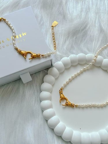 عقد سلام من حبات اللؤلؤ الزراعي مطلي بالذهب