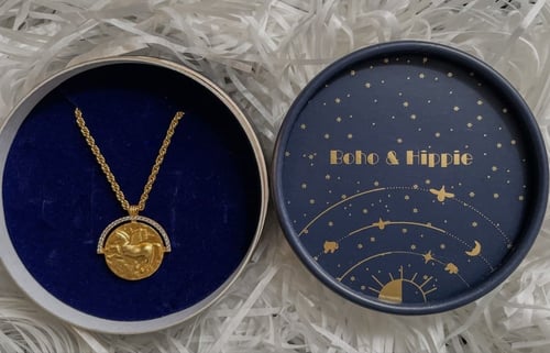 سلسال الحصان المجنح مطلي بالذهب