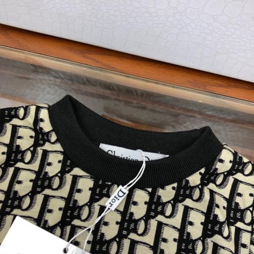 فستان ديور مزين ببروش كلمة ديور