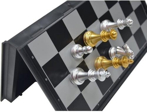 شطرنج مغناطيسي متوسط الحجم بألوان مميزة