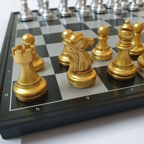 شطرنج مغناطيسي متوسط الحجم بألوان مميزة