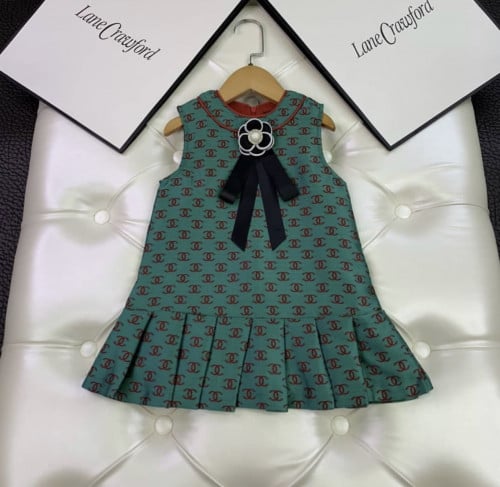 فستان شانيل مزين ببروش