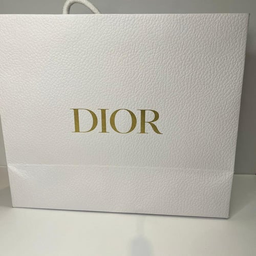 شنطة ميكب ديور + عينة عطر MISS DIOR + عينات ميكب