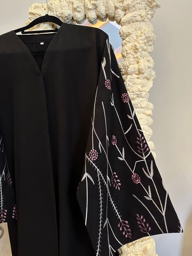 عبايه تطريز وردي مشجر