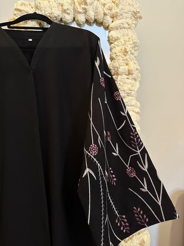 عبايه تطريز وردي مشجر