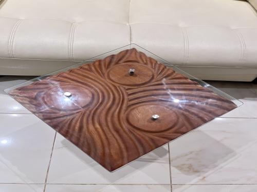 طاولات خدمه مميزه من خشب ما هوني ٤٠ × ٤٠ سم ارتفاع...