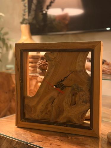 A 30×30 cm teak wood clock with a frame of teak wood decorated with rosewood