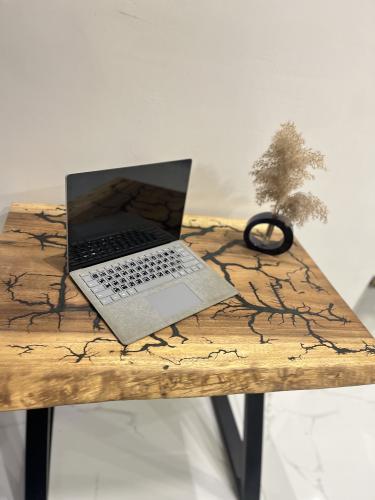 طاولة مكتب الطول ٨٠ سم العمق ٦٠ سم الارتفاع ٧٠ سم...