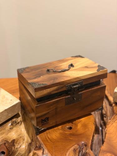 Wood for polishing, height 12.5 cm, width 21 cm, depth 14 cm
