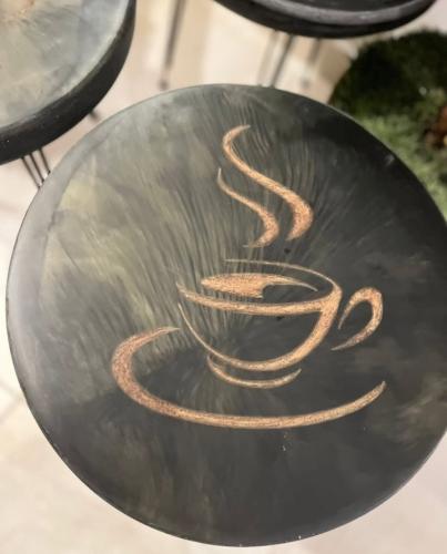 طاولات خدمه من الخشب الطبيعي مع الايبوكسي قطر ٣٥ س...