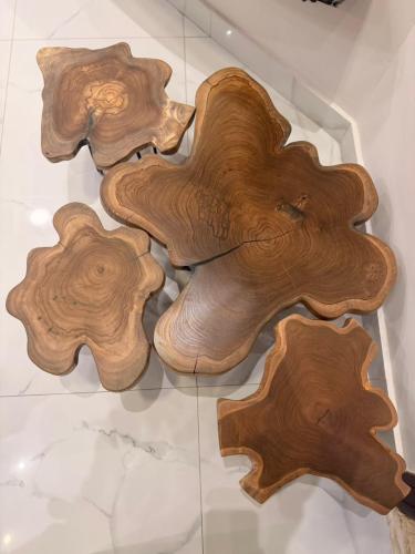 طقم طاولات خدمه مع وسط قطر 80 × 70 سم والخدمه قطر...