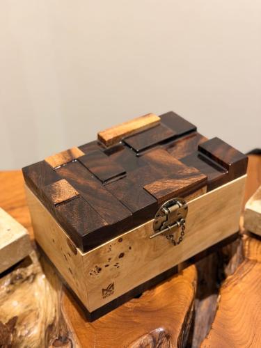 Mubarelli box with teak wood height 14 cm width 23 cm depth 14 cm